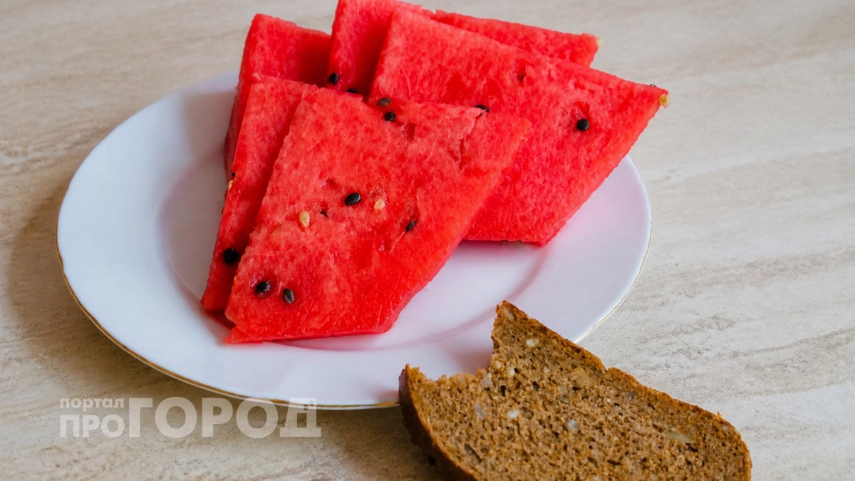 Никто не верит, что это вкусно, пока не попробуют: арбуз с черным хлебом и еще 4 улетных сочетания
