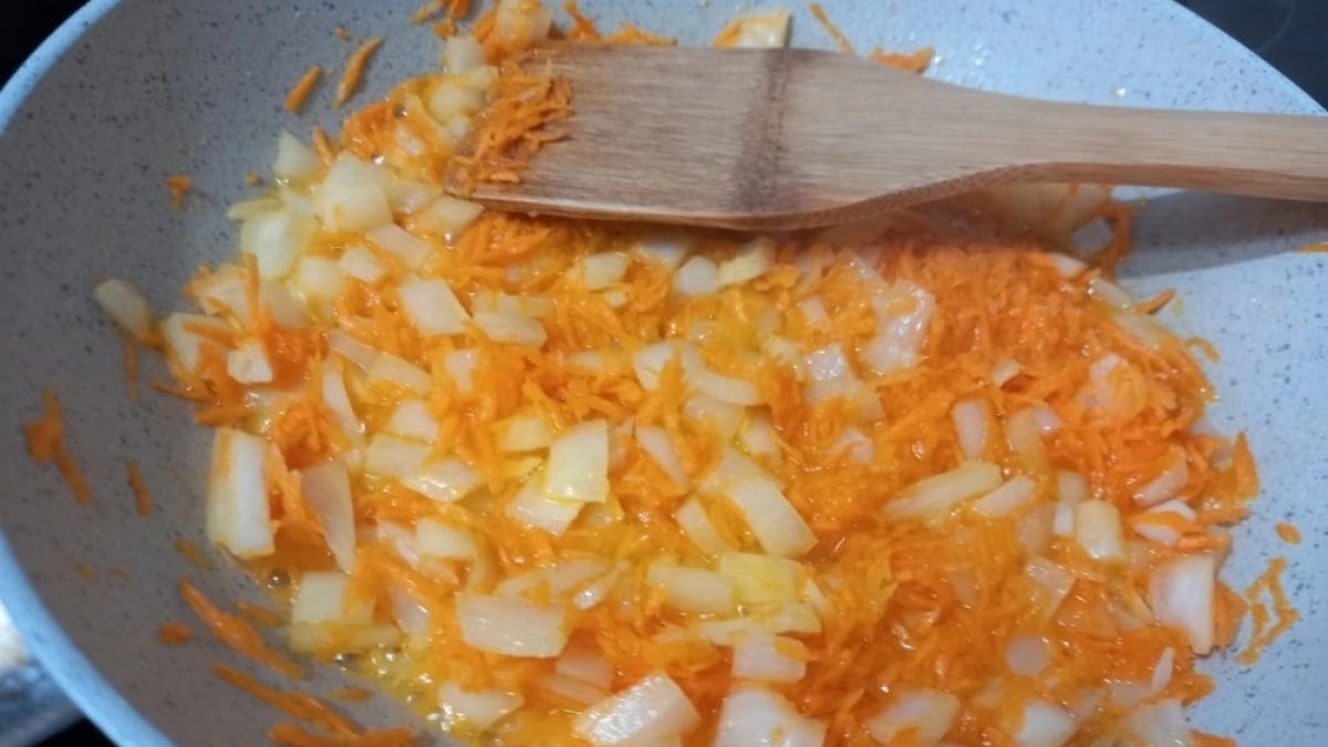 Запомните простое правило для вкусной зажарки: что обжаривается первым — лук или морковь