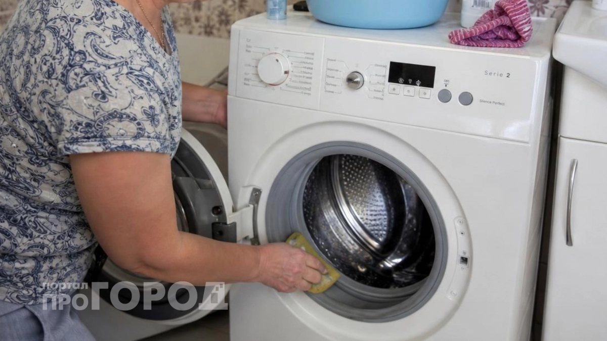 Сняла черную грязь на резинке стиралки одним движением: хитрость мастера, которая отмывает манжету добела