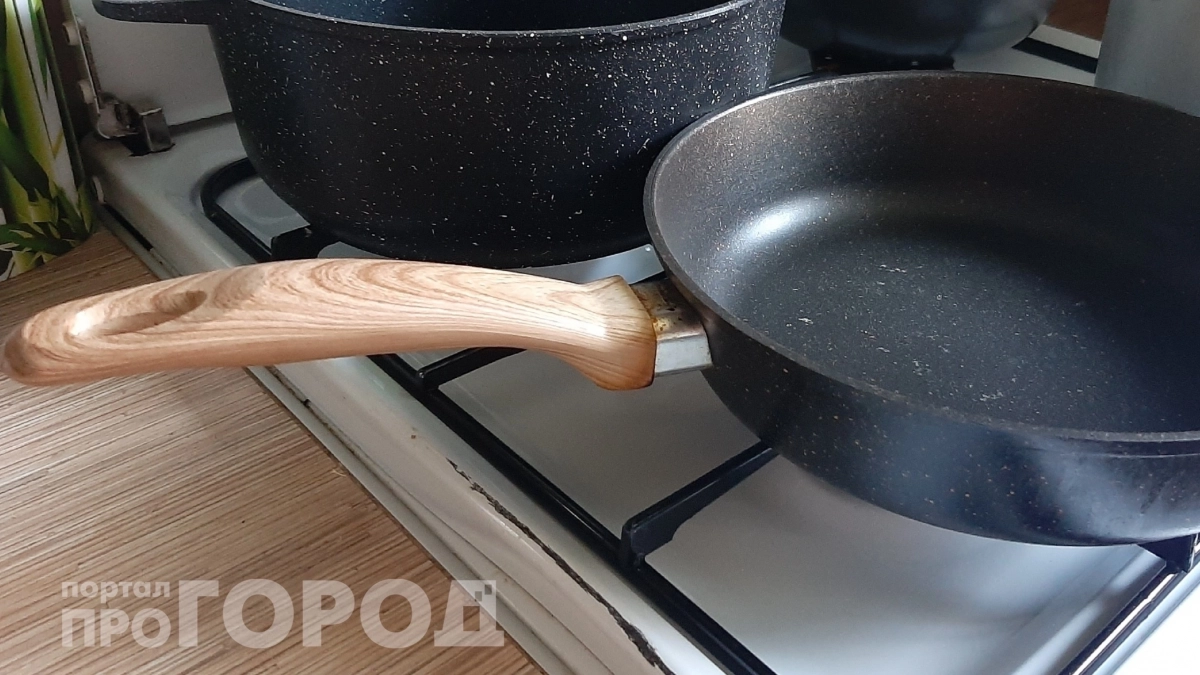 3 минуты – и сковорода сияет: блогер показал хитрый способ убрать нагар даже с самой старой посуды