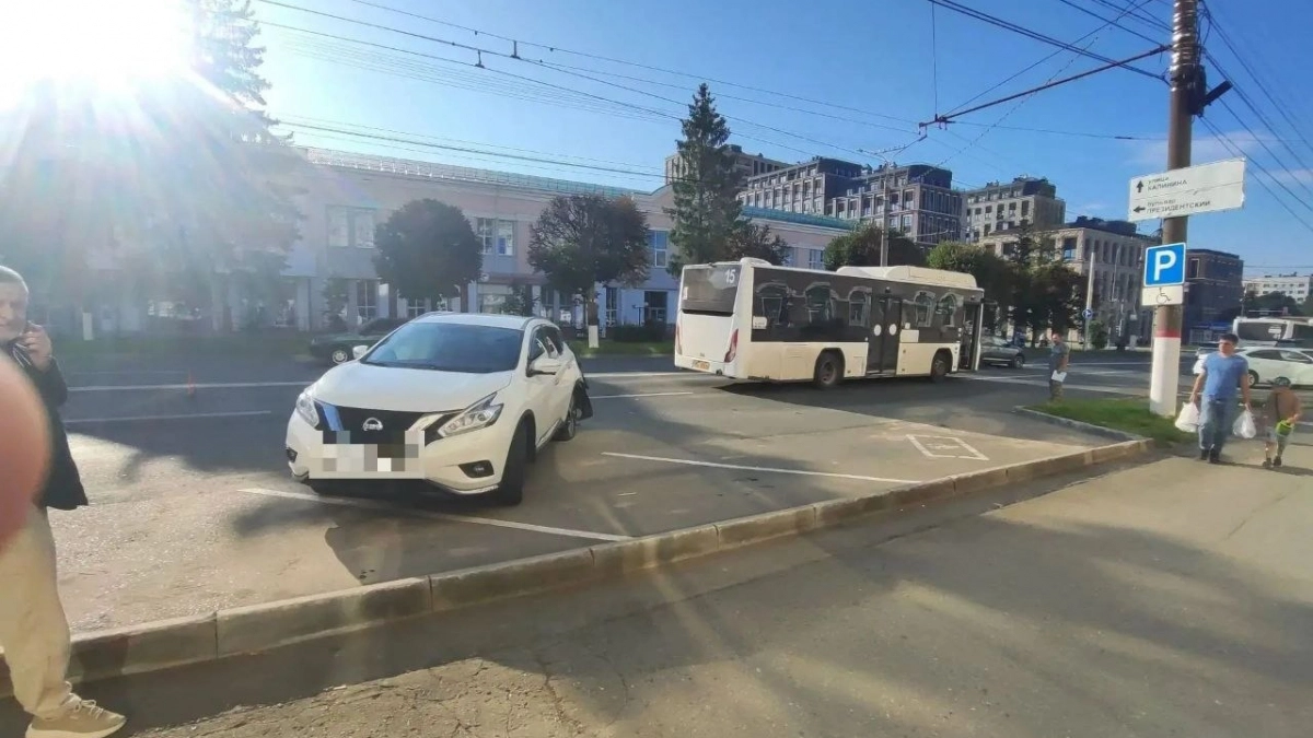 В Чебоксарах на Карла Маркса легковушка столкнулась с автобусом