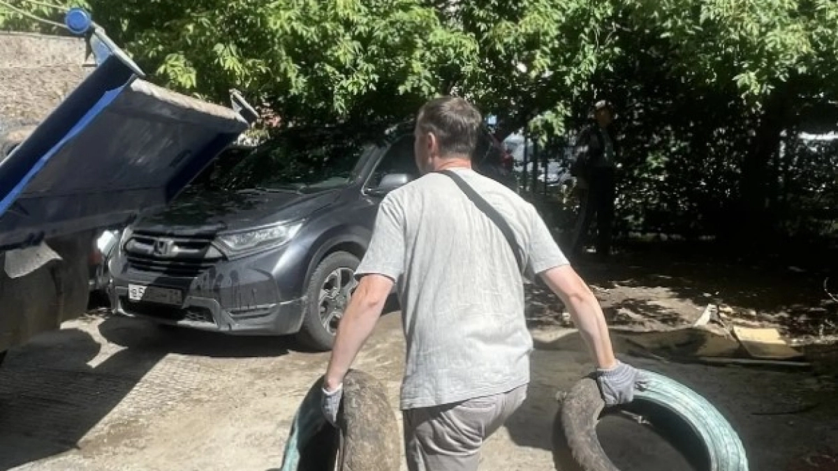В Чебоксарах за один рейд собрали более 350 выброшенных покрышек