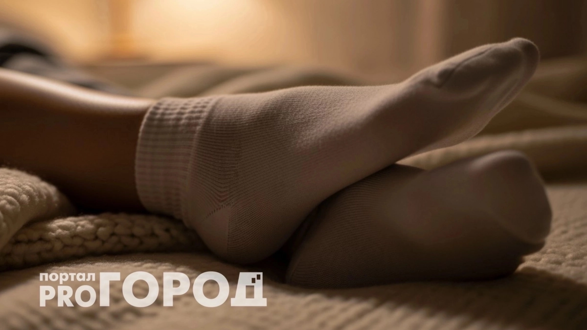 Эксперты дали ответ: можно ли спать в носках или обязательно их снимать на ночь