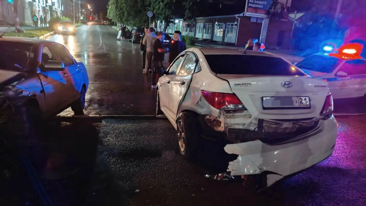 В Шумерле 19-летний парень угнал машину у друга и устроил ДТП в центре города