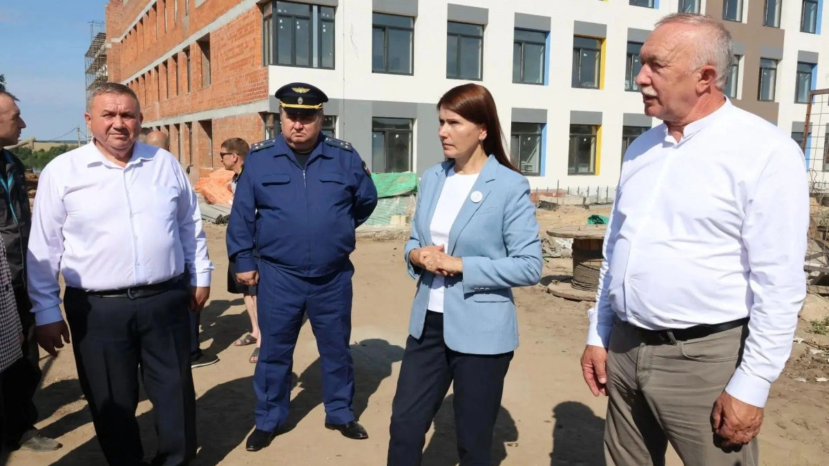 Прокуратура привлекла к ответственности строителей школы в Комсомольском