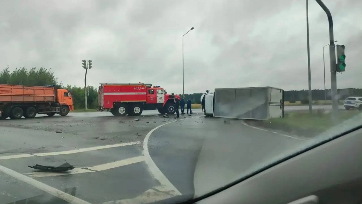 На трассе “Вятка” в Чувашии “ГАЗель” опрокинулась после столкновения с “Ладой”
