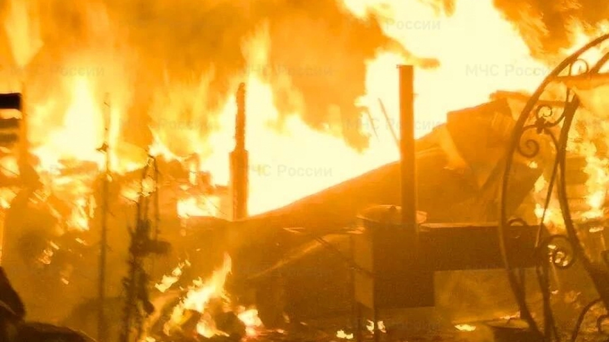 В Чувашии за сутки произошли два пожара: горели хозпостройки на площади более 200 квадратных метров
