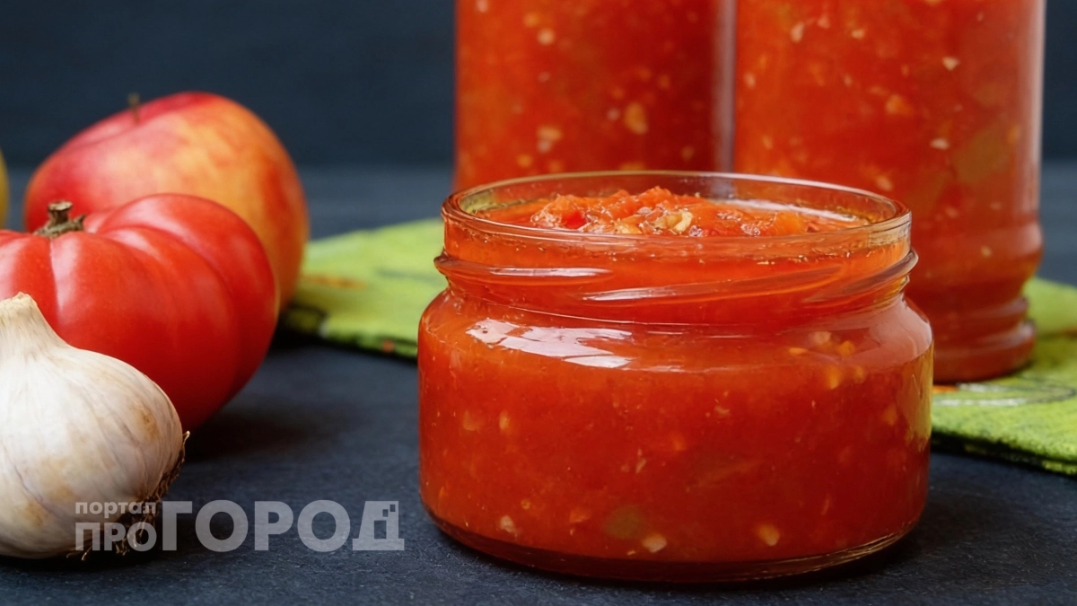 Яркая аджика на зиму без кастрюли и варки: мой любимый рецепт за 30 минут