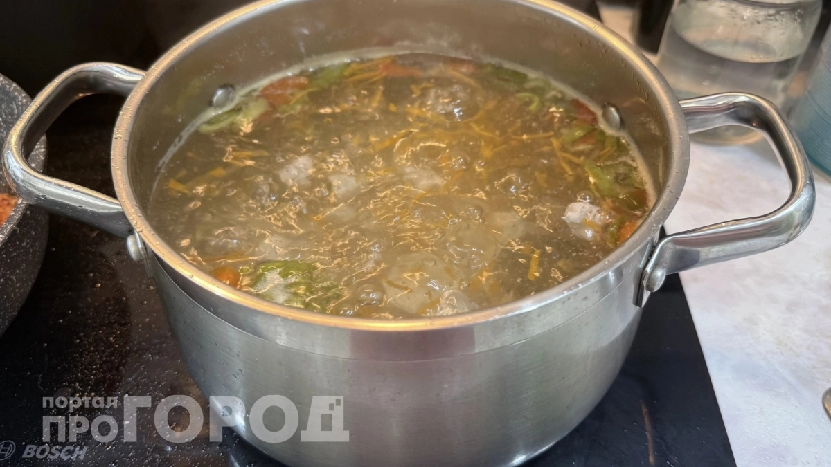 Ваш куриный бульон станет прозрачнее и вкуснее, если вы перестанете добавлять этот популярный ингредиент