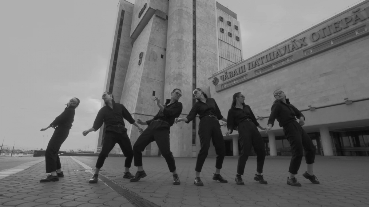 Танцоры из DS Crew записали видео на фоне чебоксарского театра, ставшего мемом в Рунете
