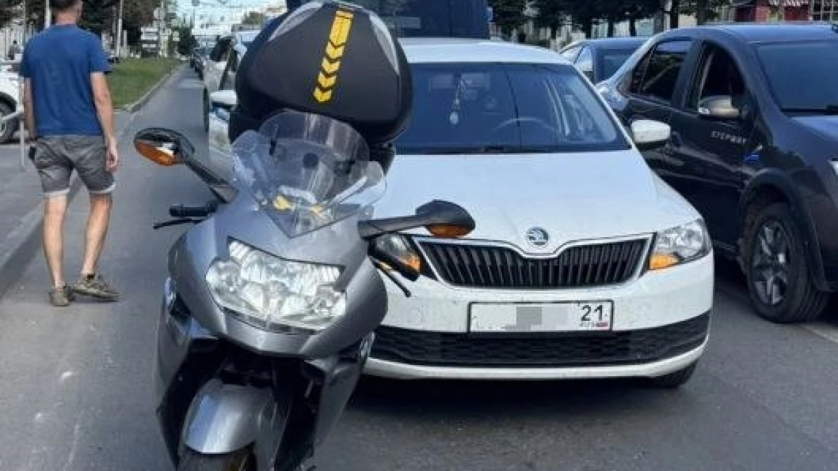 В Чебоксарах мотоциклист попал в больницу после удара открывшейся дверью легковушки