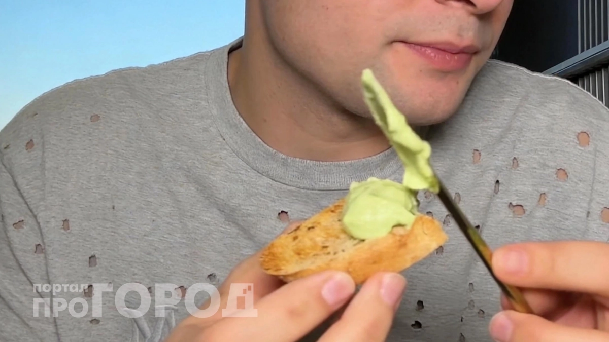 Измельчила 3 продукта – и на хлеб: эта пп-намазка вытеснила яичницу на завтрак