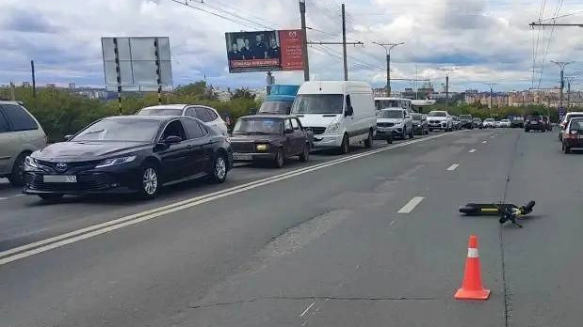 В Чебоксарах подросток на самокате ехал через дорогу на красный и попал под машину