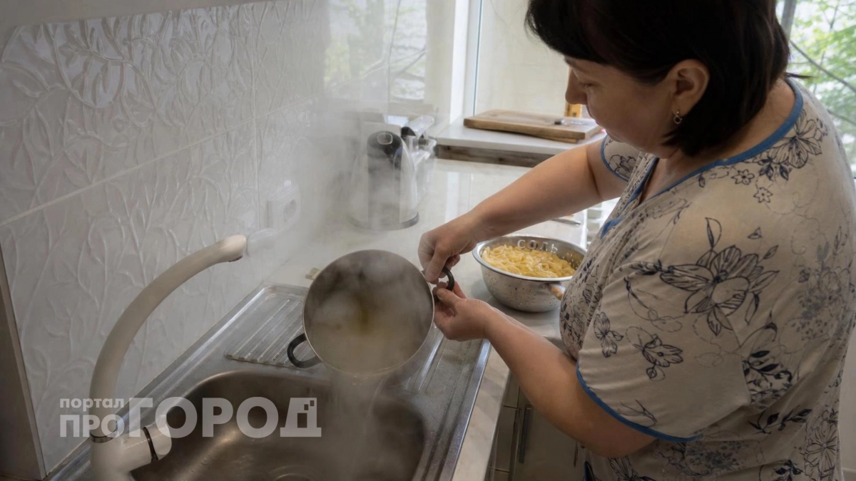 Воду из-под сваренных макарон не выливаю: здорово выручает в быту – десятки полезных способов