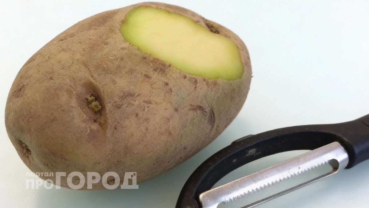 Зеленая картошка на кухне: врач объяснил, в каких случаях ее можно спасти, а когда пора нести на помойку