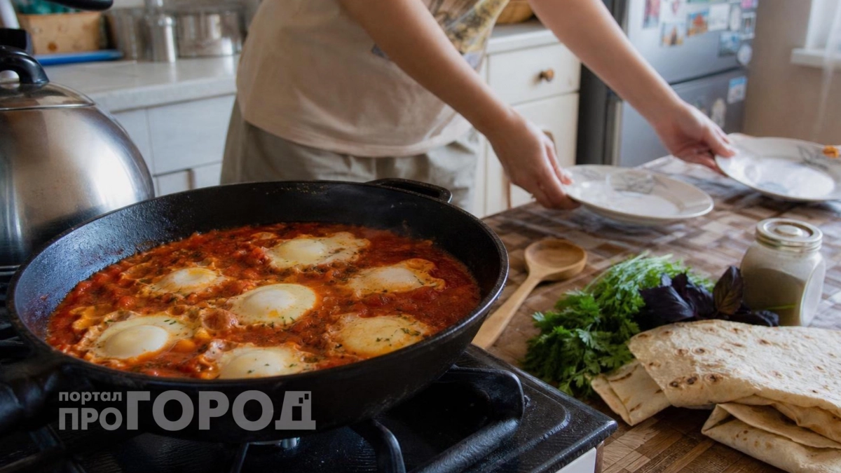 Этот рецепт привезла моя арабская подруга: как правильно готовить шакшуку – не просто яичница с помидорами