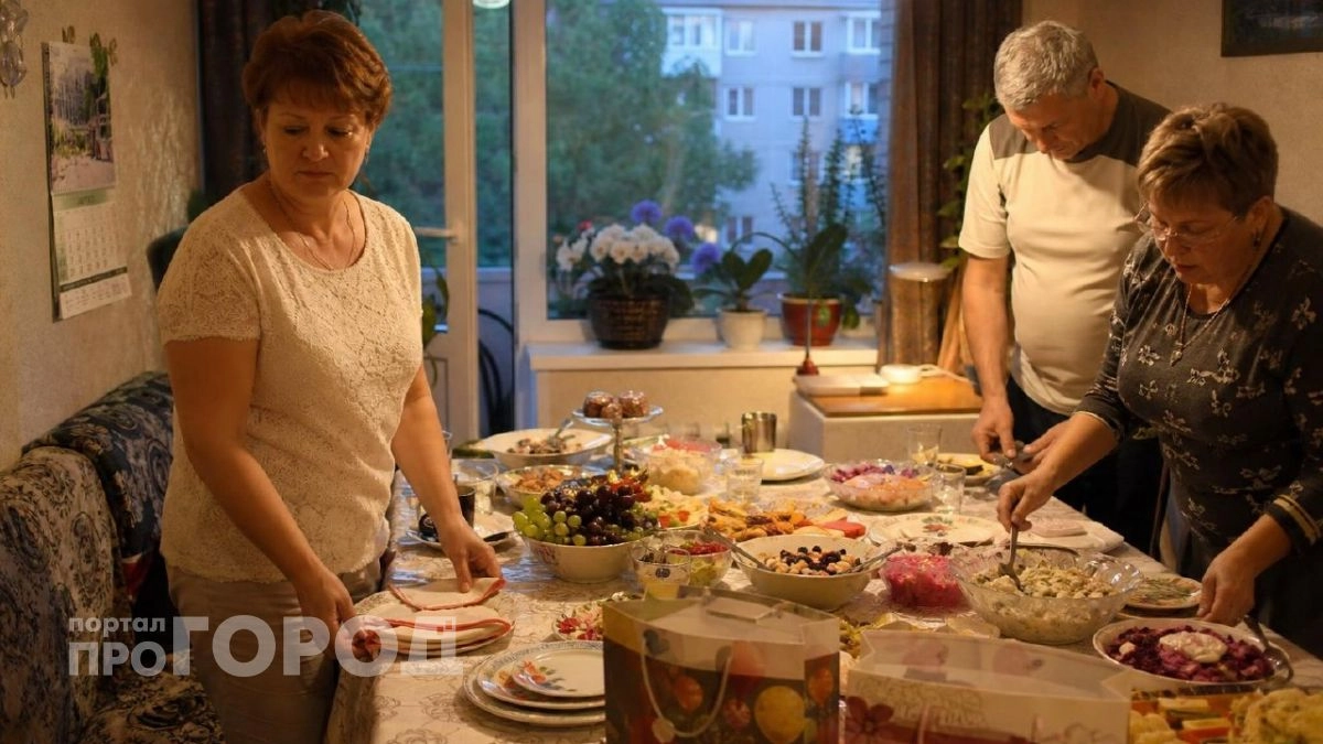 Хватит мучить себя приемом гостей: почему комфортнее проводить время без шумных застолий дома