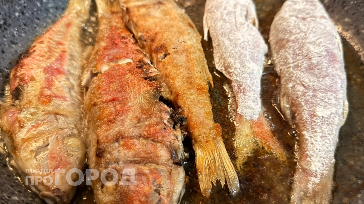 Как пожарить рыбу и не проветривать кухню от запаха: просто добавьте это в сковородку