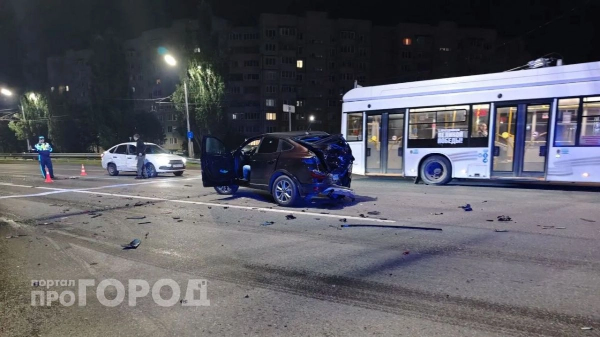 В Чебоксарах водитель грузового авто протаранил чужую машину и вылетел на троуар