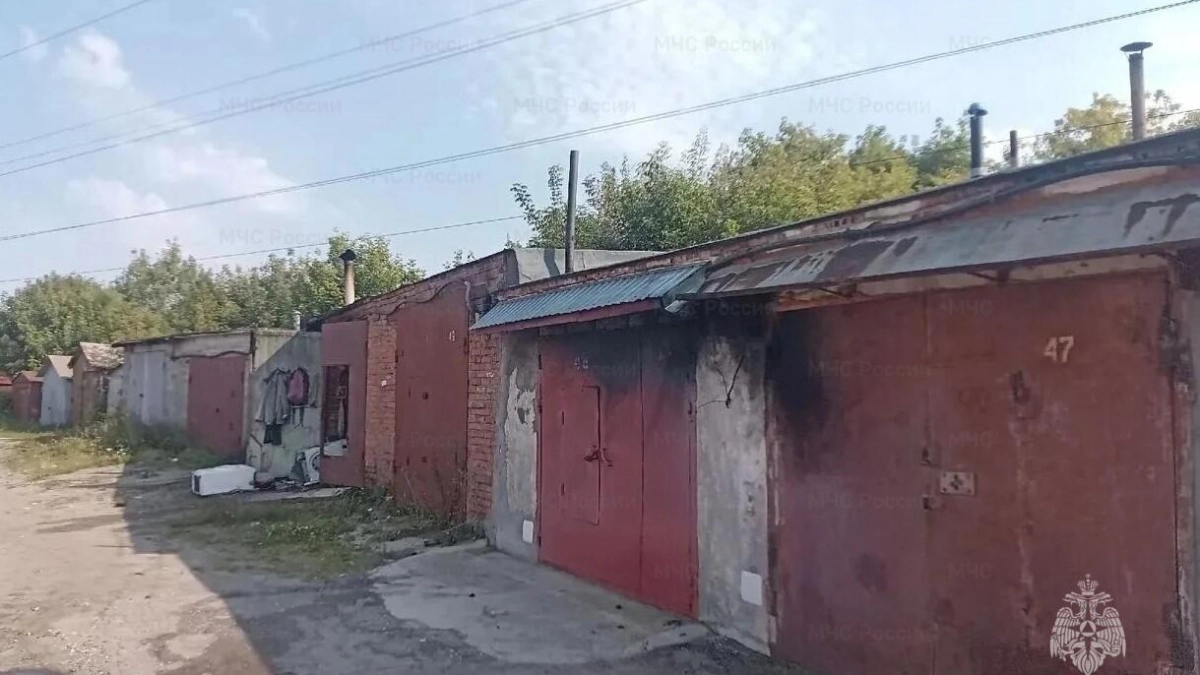 В Чебоксарах несколько часов тушили загоревшиеся гаражи