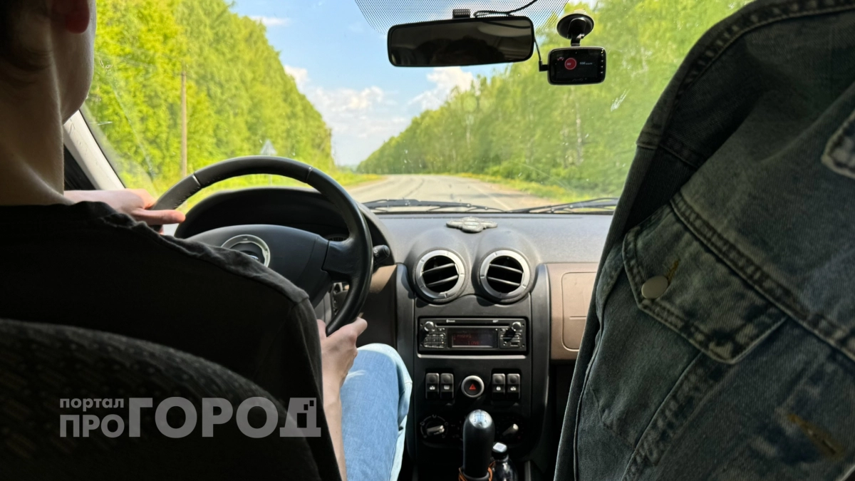 Почему опытные водители всегда возят в машине пакет соды: причина удивляет, но это спасает в дороге 