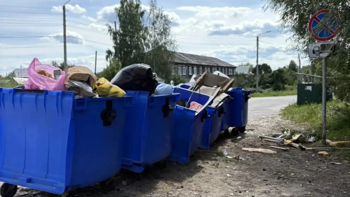 В Шумерле разбираются с переполненными контейнерами и свалкой крупногабаритных отходов