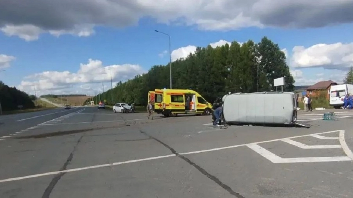 В Канашском районе в ДТП с переворотом пострадали три пассажира "буханки"