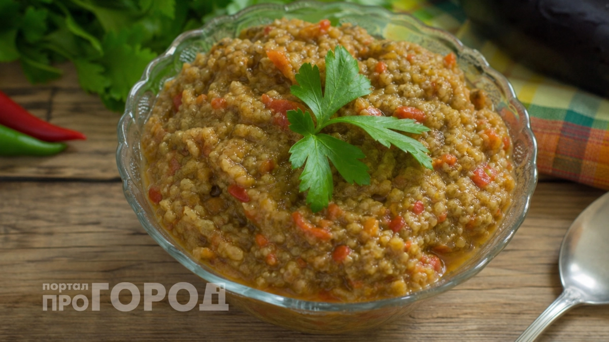 Когда закатки достали, делаю эту сырую икру из баклажана и сразу подаю к столу – вся семья балдеет от этого рецепта