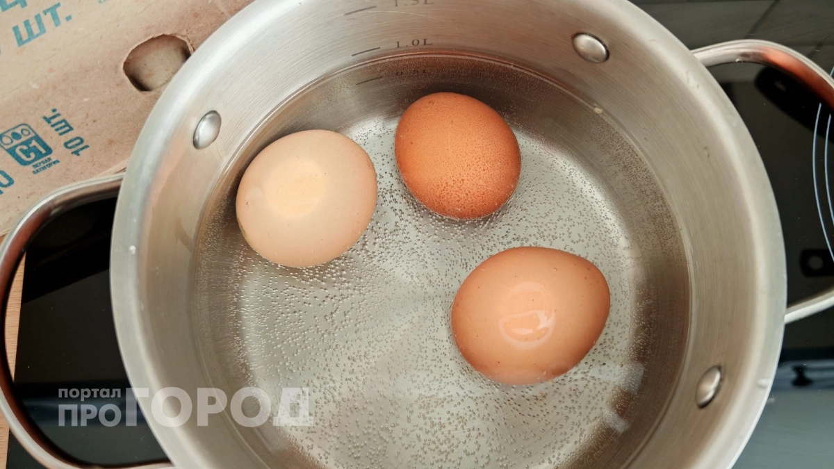 Ошибку совершали десятилетиями: почему нельзя остужать яйца под холодной водой