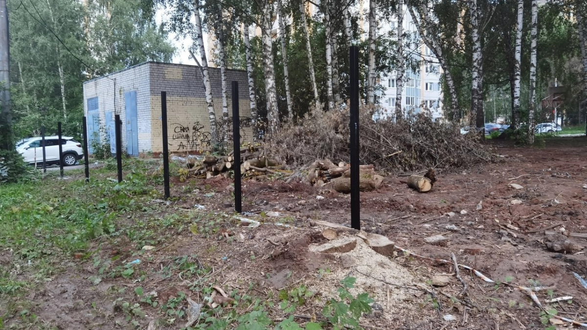 У ЖК "Аврора" в Чебоксарах снова начали огораживать старую стройплощадку