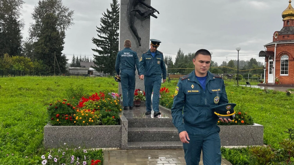 В Эльбарусово почтили память 110 детей и учителей, за десять минут сгоревших в школе
