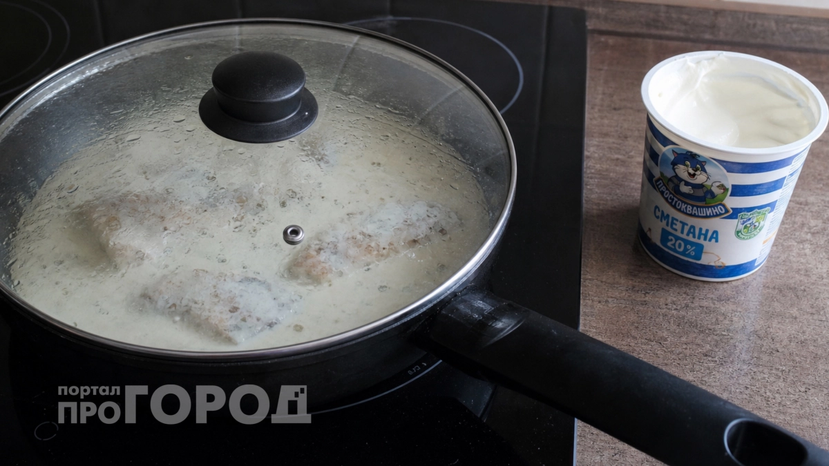 Рыба получится нежной и сочной: просто накройте ее луком со сметаной – семейный рецепт 