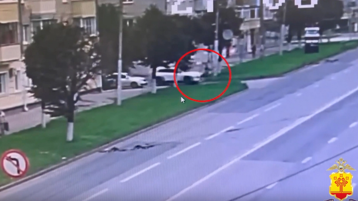 В Чебоксарах Toyota сбила мужчину на электровелосипеде