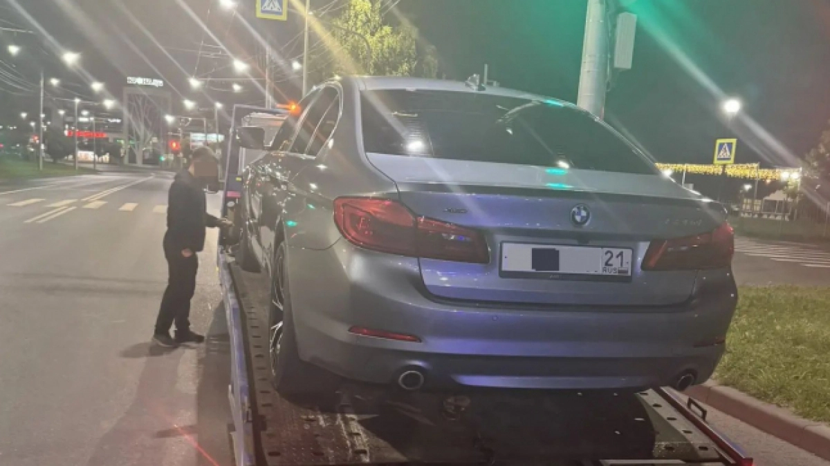 В Чебоксарах очевидцы сдали пьяного жениха на BMW полиции
