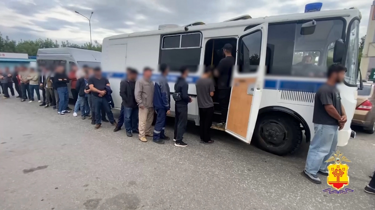 Депортации, штрафы и путевки в военкомат: как прошел рейд по поиску мигрантов-нарушителей в Чувашии
