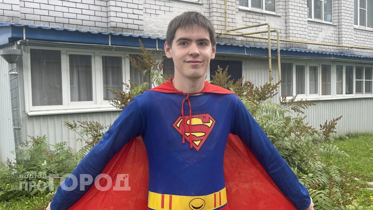 Молодой чебоксарец спасет улицы города от мусора, одевшись в костюм Супермена: “Главное, чтобы люди научились ценить чистоту”