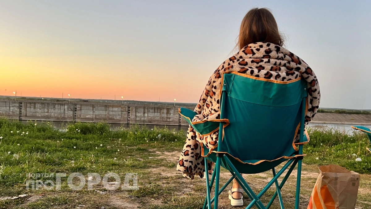 Люди засмеют : в этом слове нет буквы "Д", но каждый второй ее упорно вставляет