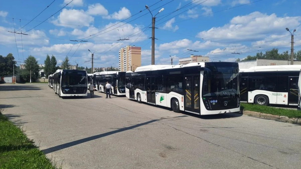 На обновленный маршрут в Чебоксарах вышли новые автобусы большого класса