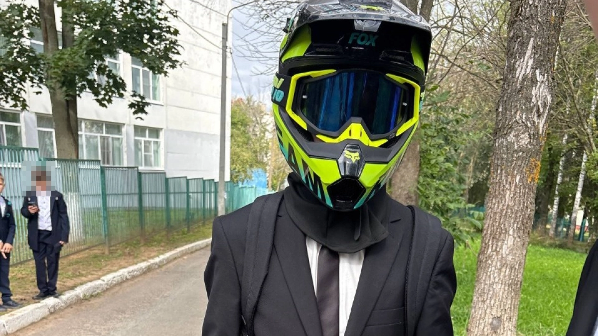 В Чебоксарах инспекторы поймали школьника, который приехал на торжественную линейку верхом на питбайке