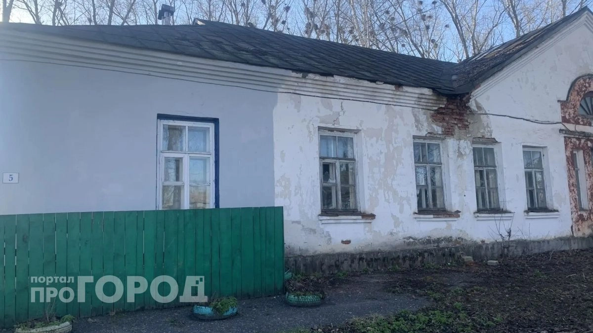 В Чувашии семья участника СВО больше 20 лет живет в разваливающемся нежилом здании