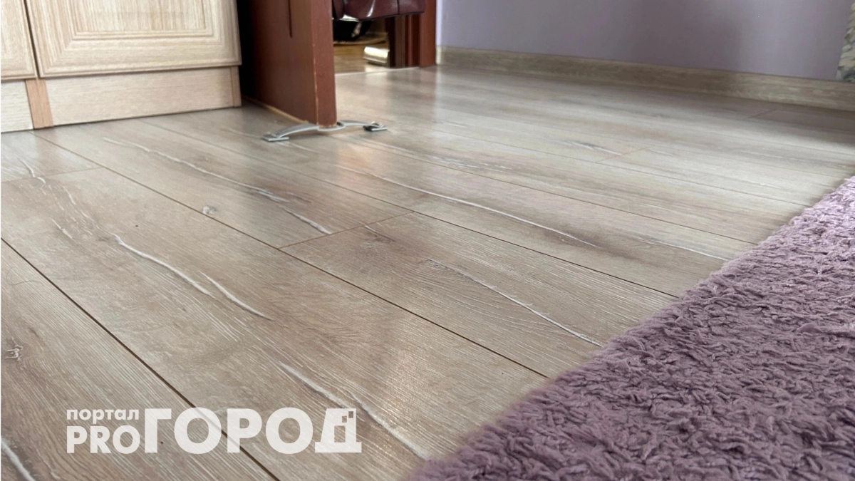 Стыдно признаться, но я до 40 лет мыла пол неправильно: одна капля этого средства в ведро – и пыль не садится неделю