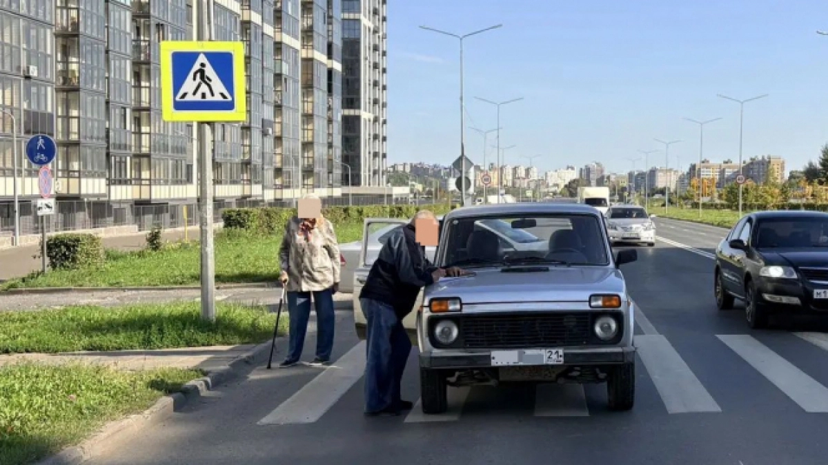 В Чебоксарах 80-летний пенсионер на "Ладе" сбил женщину на зебре