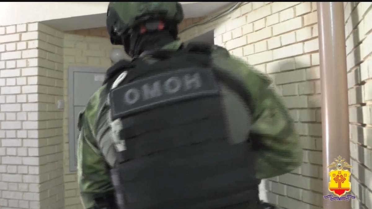 В Чебоксарах спецназ задержал настройщика оборудования для обмана граждан