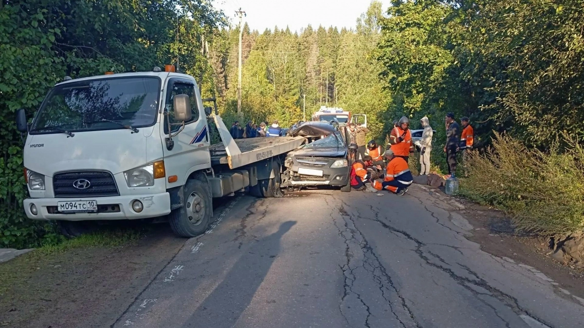Двое жителей Чувашии пострадали в ДТП с эвакуатором в Карелии