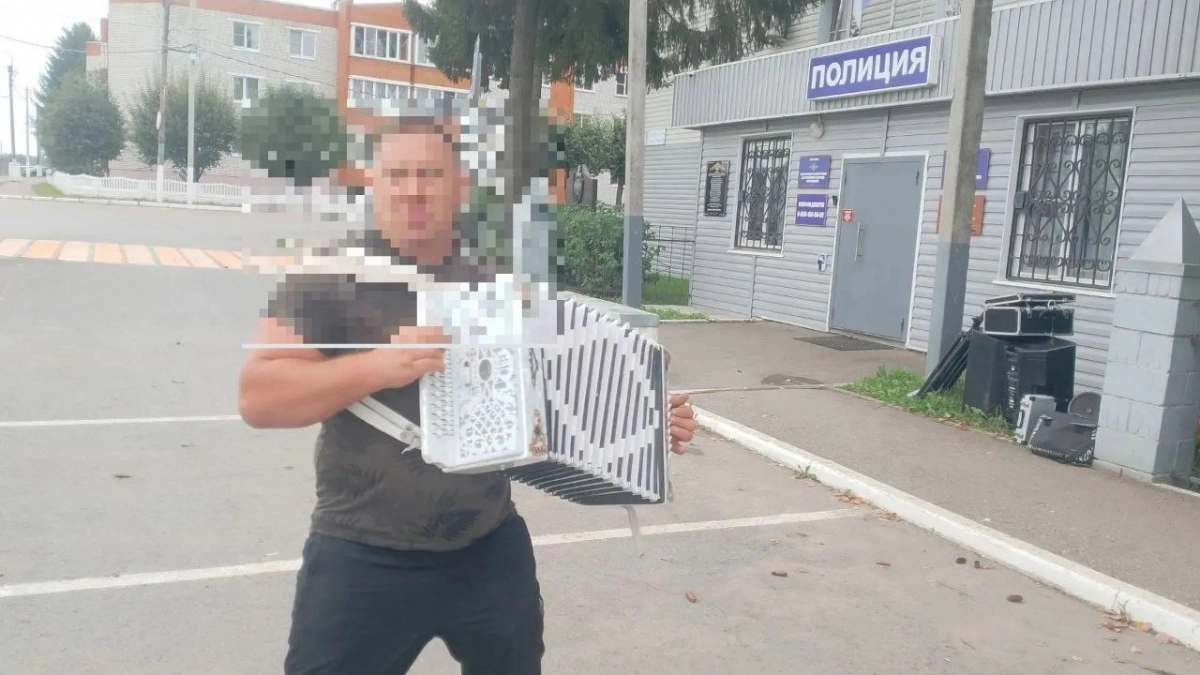 В Моргаушском районе поймали пьяного водителя "Лады": пытался убежать от погони и сыграл на баяне