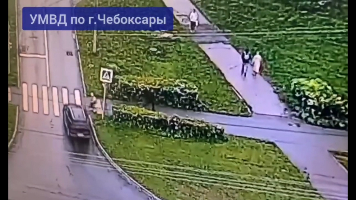 Бежала так, что врезалась в машину: в Чебоксарах кроссовер сбил девочку на переходе