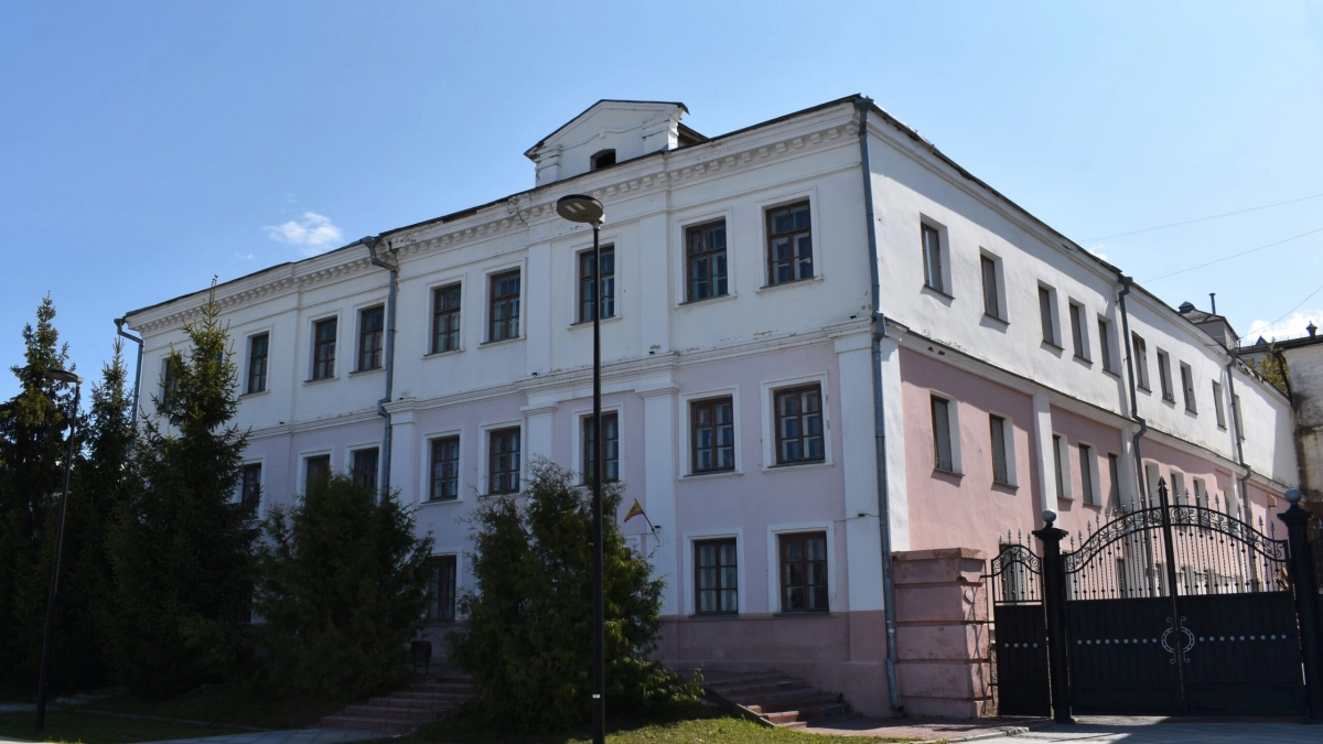 На Красной площади в Чебоксарах отремонтируют старинный дом 1917 года