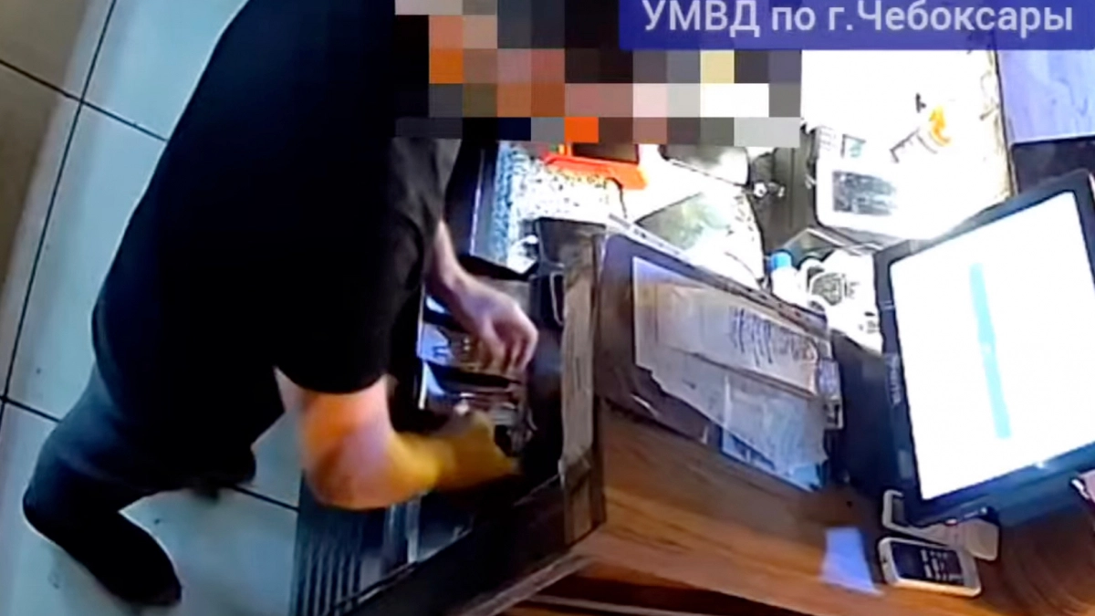В Чебоксарах новый администратор кафе трижды за смену обчистил кассу