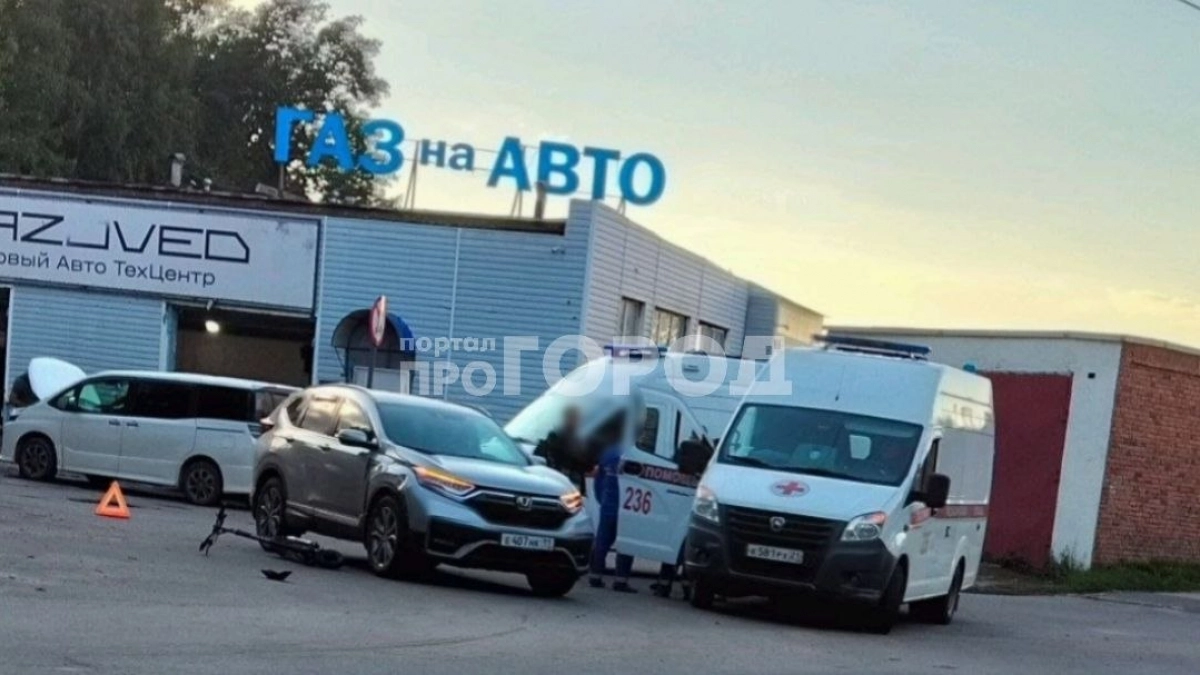 На улице Лесной в Чебоксарах кроссовер сбил человека на самокате