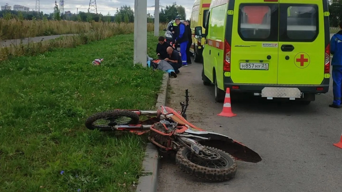 В Чебоксарах 15-летний подросток на питбайке погиб после наезда на бордюр 